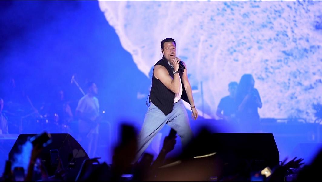 Κωνσταντίνος Αργυρός: Αποθεώθηκε από 15.000 θεατές στην έναρξη του «Elpida Tour»