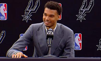 Ο Γουεμπανιάμα δείπνησε με τους θρύλους των Σπερς και αποκάλυψε τις συμβουλές τους!