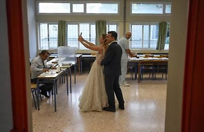 Από το γαμήλιο γλέντι... στις κάλπες νεόνυμφο ζευγάρι