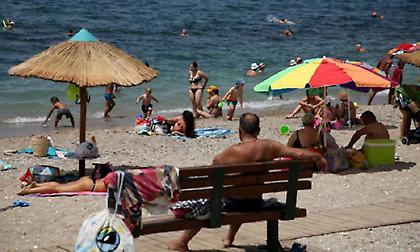 Ψήφος στη... ξαπλώστρα: Γέμισαν οι παραλίες σε Αθήνα και Θεσσαλονίκη