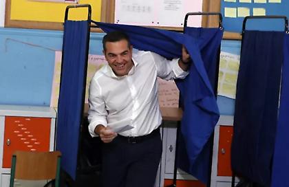 Στο Περιστέρι ψήφισε ο πρόεδρος του ΣΥΡΙΖΑ - ΠΣ Αλέξης Τσίπρας