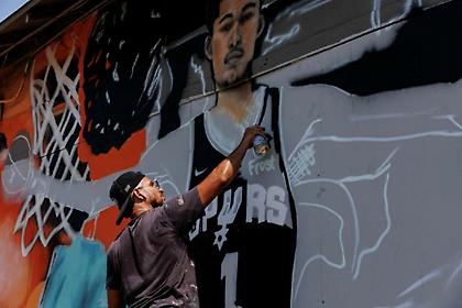 Ο Γουεμπανιαμά έγινε ήδη γκράφιτι σε τοίχο του Σαν Αντόνιο