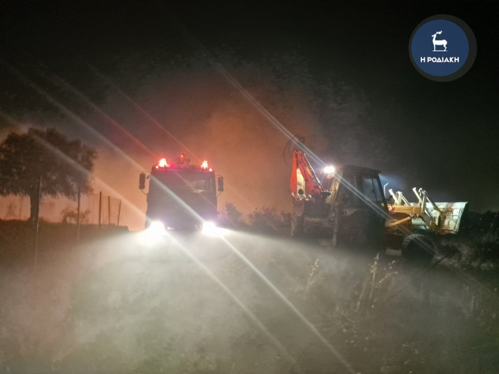 Υπό μερικό έλεγχο η φωτιά στη Ρόδο - Εκκενώθηκε ξενοδοχείο