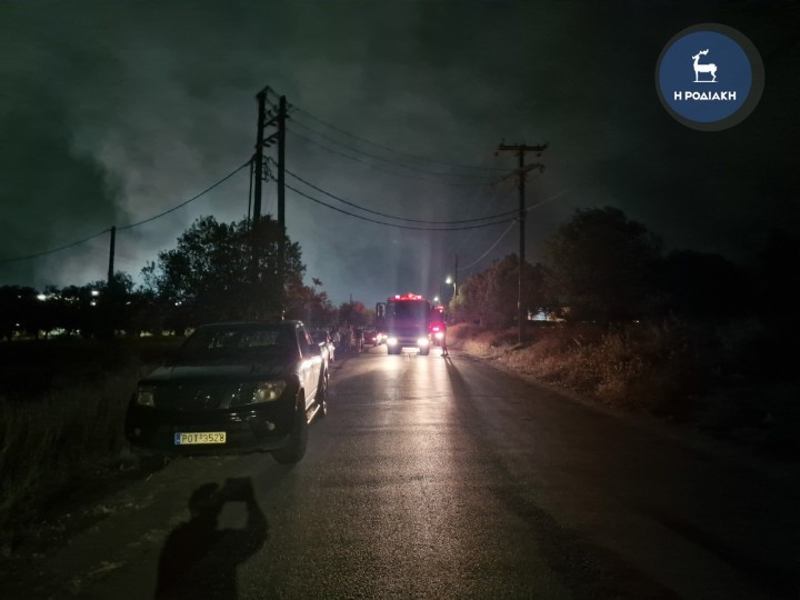 Υπό μερικό έλεγχο η φωτιά στη Ρόδο - Εκκενώθηκε ξενοδοχείο