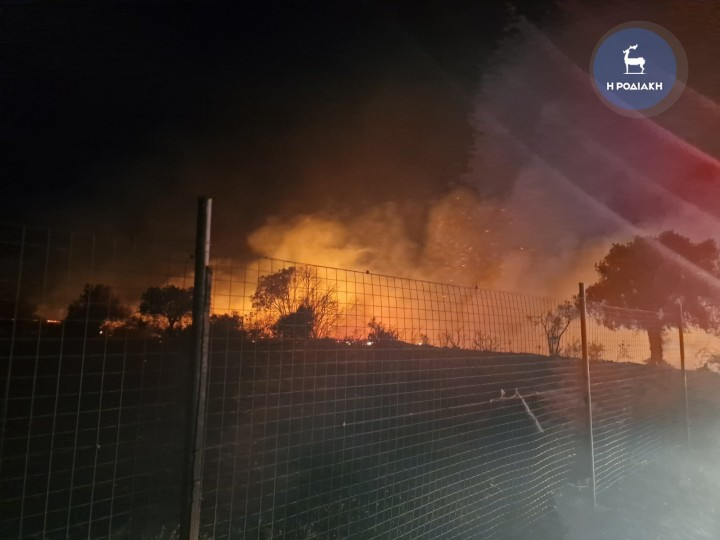 Υπό μερικό έλεγχο η φωτιά στη Ρόδο - Εκκενώθηκε ξενοδοχείο