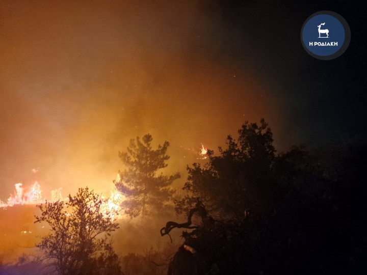Υπό μερικό έλεγχο η φωτιά στη Ρόδο - Εκκενώθηκε ξενοδοχείο