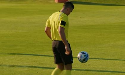 Άφησε τη σφυρίχτρα και άρχισε τα κόλπα με την μπάλα ο διαιτητής του Βίενερ Βικτόρια-Παναθηναϊκός