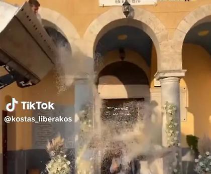 Ρύζι με... εκσκαφέα έριχναν σε νιόπαντρο ζευγάρι στη Λακωνία