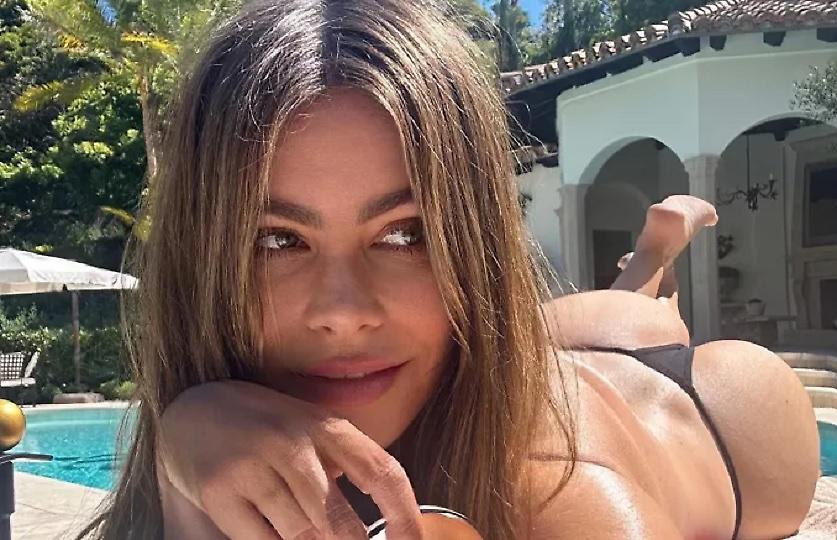 Η Σοφία Βεργκάρα πόζαρε στην πισίνα της και έκανε... θραύση