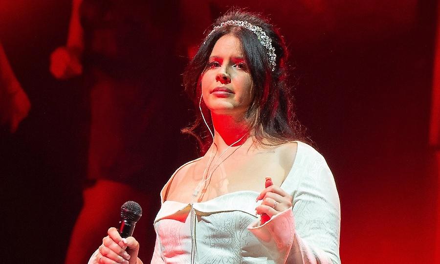 Lana Del Rey: Άργησε 30 λεπτά σε φεστιβάλ και της έκοψαν τον ήχο