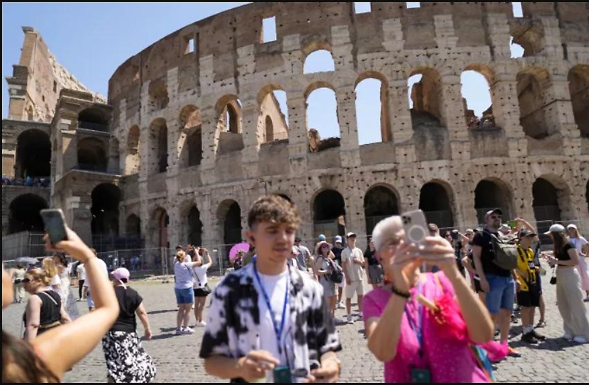 Τουρίστας σκάλισε το όνομά του και της φίλης του στο Κολοσσαίο: Τον αναζητούν οι ιταλικές Αρχές!