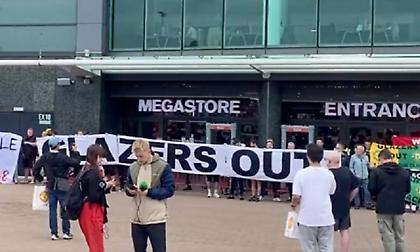 «Glazers out»: Οπαδοί της Μάντσεστερ Γιουνάιτεντ μπλόκαραν την μπουτίκ στο «Ολντ Τράφορντ»!