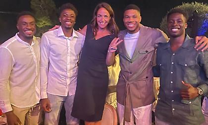 Η Δόμνα Μιχαηλίδου σκαρφάλωσε σε καρέκλα για να φωτογραφηθεί με τους Αντετοκούνμπο!