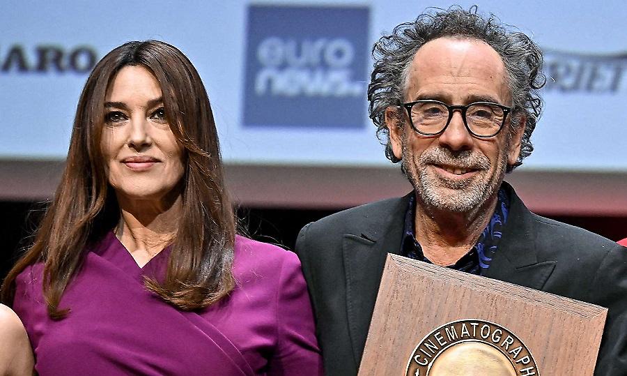 Η Μόνικα Μπελούτσι επιβεβαίωσε τη σχέση της με τον Τιμ Μπάρτον: «Τον αγαπώ»