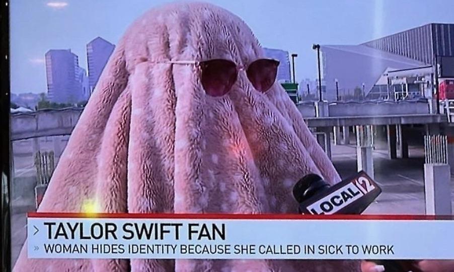 «Είπα στη δουλειά πως είμαι άρρωστη»: Fan της Τέιλορ Σουίφτ πήγε σε συναυλία με κουβέρτα στο κεφάλι!