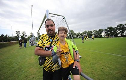 Tρέλα για την ΑΕΚ: Πατέρας ταξίδεψε 6 ώρες με τον γιο του για να δει την ομάδα στην προετοιμασία