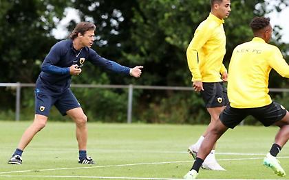 «Δεν αφήνουμε να γυρίσει ο αντίπαλός μας»: Μάθημα τοποθέτησης από τον Αλμέιδα στους παίκτες της ΑΕΚ