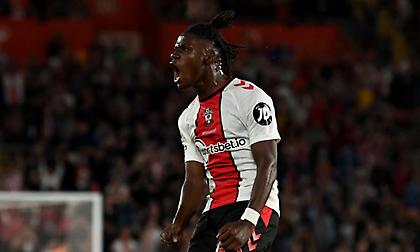 Μετά τον Σόμποσλαϊ, κινείται για την απόκτηση 19χρονου μέσου της Σαουθάμπτον η Λίβερπουλ