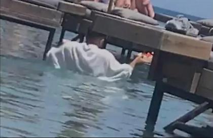 Πρόστιμα στο beach bar όπου ο σερβιτόρος έφερνε τις παραγγελίες σχεδόν κολυμπώντας στη Ρόδο