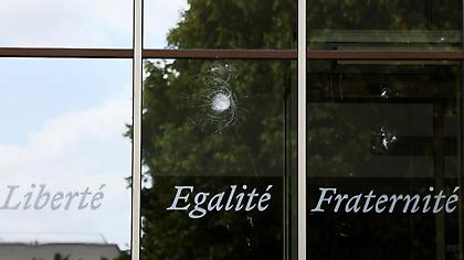 FT για Γαλλία: Η δολοφονία που επανέφερε βαθιές πληγές του παρελθόντος