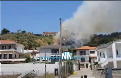 Μεγάλη φωτιά κοντά σε κατοικημένη περιοχή στον Πλατανίτη Ναυπακτίας