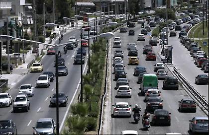 Παραμένουν τα έντονα κυκλοφοριακά προβλήματα στους δρόμους του λεκανοπεδίου
