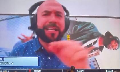 Χαμός στον αέρα: Ακροατής παραπονέθηκε επειδή δημοσιογράφος είχε ράπερ στο background του!