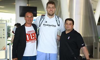 Αναχώρησε για Σακραμέντο ο Βεζένκοφ: «Δεν κοιμόμουν τις τελευταίες μέρες, οικογένεια ο Ολυμπιακός»