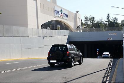 Τροχαίο στη Νέα Φιλαδέλφεια: Όχημα αναποδογύρισε στην είσοδο της υπογειοποίησης στο γήπεδο της ΑΕΚ