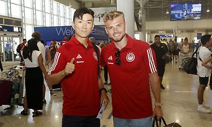 Με χαμόγελα η αναχώρηση του Ολυμπιακού για Αυστρία