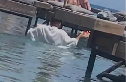 Απομακρύνονται οι πλωτές ξαπλώστρες από το beach bar με τον εργαζόμενο που σέρβιρε «κολυμπώντας»