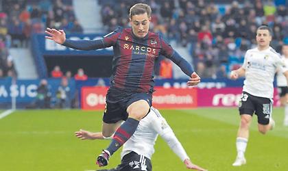 «Πρόταση 7 εκατ. ευρώ για Ντε Φρούτος η Βαγιεκάνο»