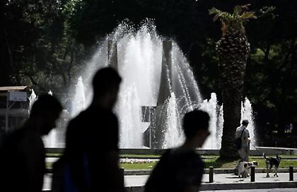 Σφίγγουν κι άλλο οι ζέστες: Καύσωνας έως και την Παρασκευή