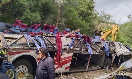 Τραγωδία στο Μεξικό: Τουλάχιστον 25 νεκροί από την πτώση λεωφορείου σε γκρεμό