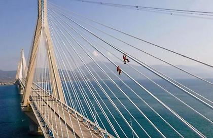 Εικόνες που «κόβουν«» την ανάσα στη γέφυρα Ρίου - Αντιρρίου: Συντηρητές κρέμονται από τα καλώδια