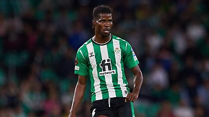 Δίνει μάχη για Ακουόκου ο Ολυμπιακός, «πόκερ» για Ντε Φρούτος