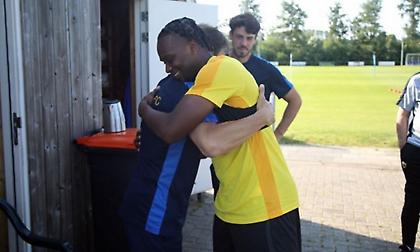 Χαμόγελα, αγκαλιές και... φατούρο: Θερμή υποδοχή Γκαρσία στην προετοιμασία της ΑΕΚ