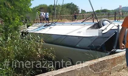 Ζάκυνθος: Τουριστικό λεωφορείο έπεσε μέσα σε γεφύρι στην Αγριλιά