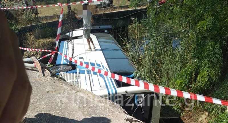 Ζάκυνθος: Τουριστικό λεωφορείο έπεσε μέσα σε γεφύρι