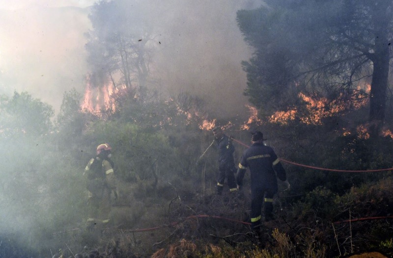 Λουτράκι: Υπό μερικό έλεγχο η πυρκαγιά