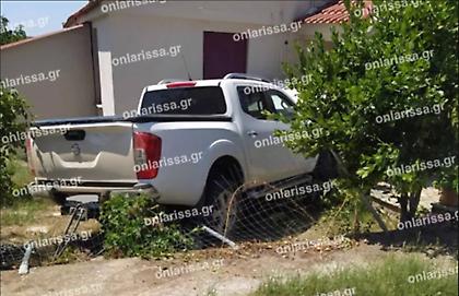 Αυτό είναι το κλεμμένο αμάξι που έπεσε πάνω σε τοίχο σπιτιού κατά την καταδίωξη στη Λάρισα