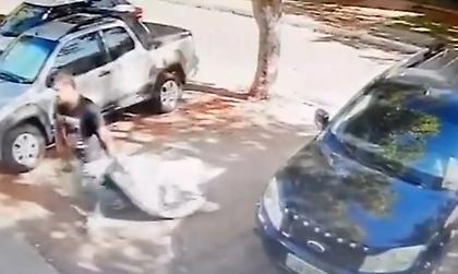 Σοκ στη Βραζιλία: Βίντεο απεικονίζει παιδόφιλο να κουβαλά βαλίτσα στην οποία είχε κλείσει 12χρονη