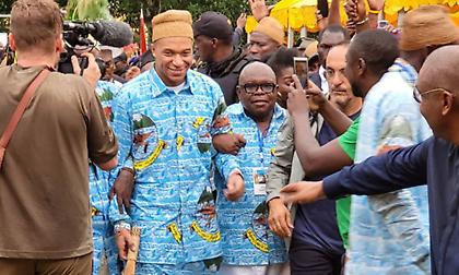 Εμφανίστηκε με παραδοσιακή φορεσιά στη γενέτειρα του πατέρα του ο Εμπαπέ