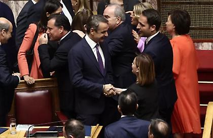Με 158 ψήφους, η νέα κυβέρνηση της ΝΔ εξασφάλισε τη «δεδηλωμένη»-Τα «ναι», τα «όχι» και τα απρόοπτα