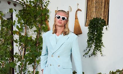 Δροσερός Χάαλαντ στις διακοπές του με γαλάζιο κοστούμι και… δερμάτινη παντόφλα!