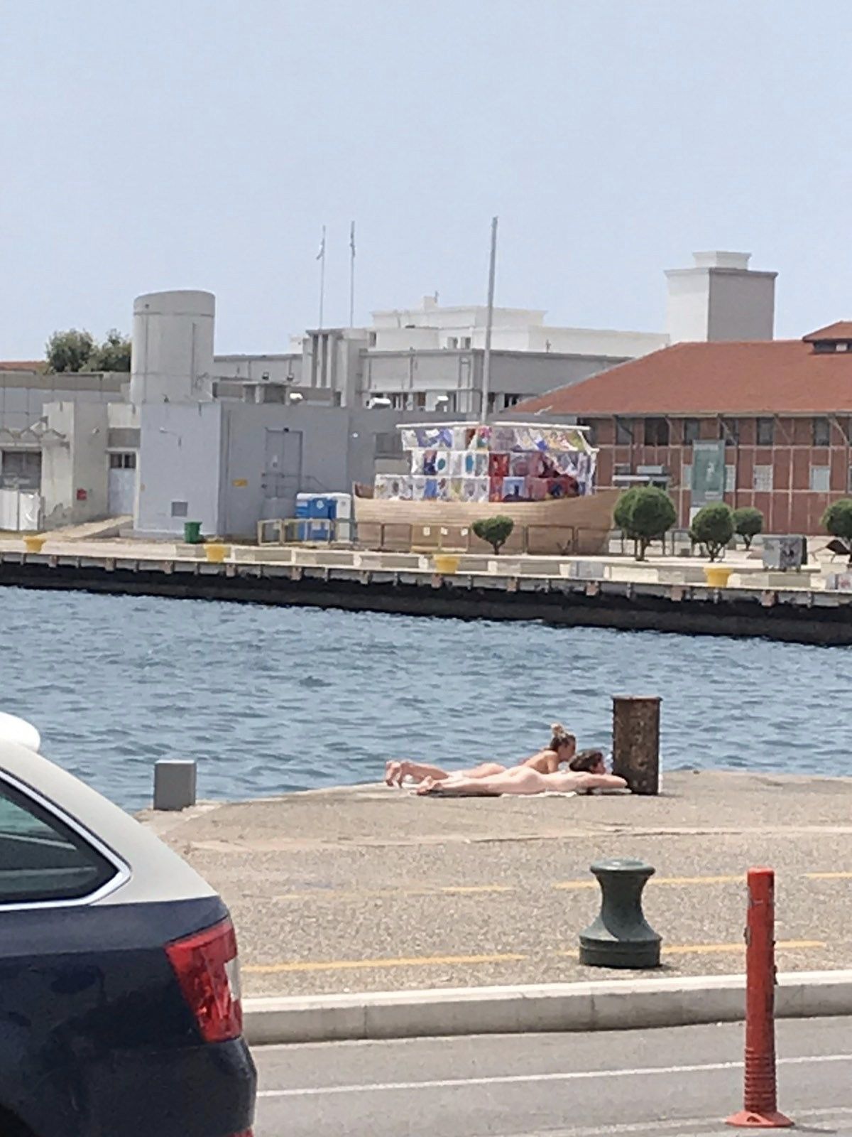 Θεσσαλονίκη: Έκαναν ηλιοθεραπεία γυμνές στη λεωφόρο Νίκης