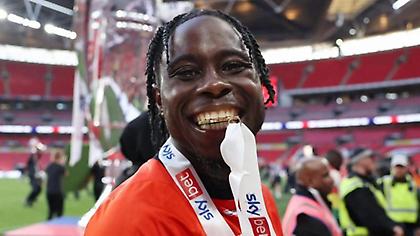 Γράφει ιστορία ο Μπανζού: Ανανέωσε με Λούτον και παίζει στην Premier League