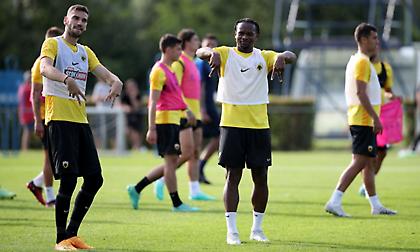 «Λιώνουν», αλλά δεν χάνουν το κέφι τους οι παίκτες της ΑΕΚ (video)