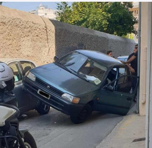 Ρέθυμνο: Οδηγός καβάλησε σταθμευμένο όχημα