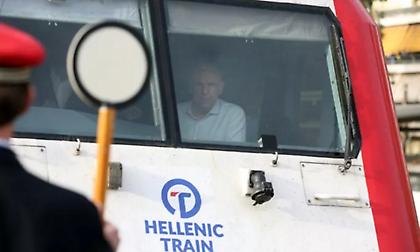 Όχημα παραβίασε τις μπάρες και συγκρούστηκε με αμαξοστοιχία στην Ιερά Οδό